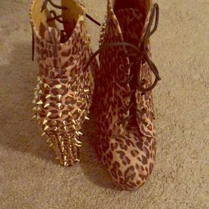 Leopard booties with spikes